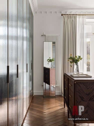 Фото интерьера гардеробной квартиры в стиле неоклассика