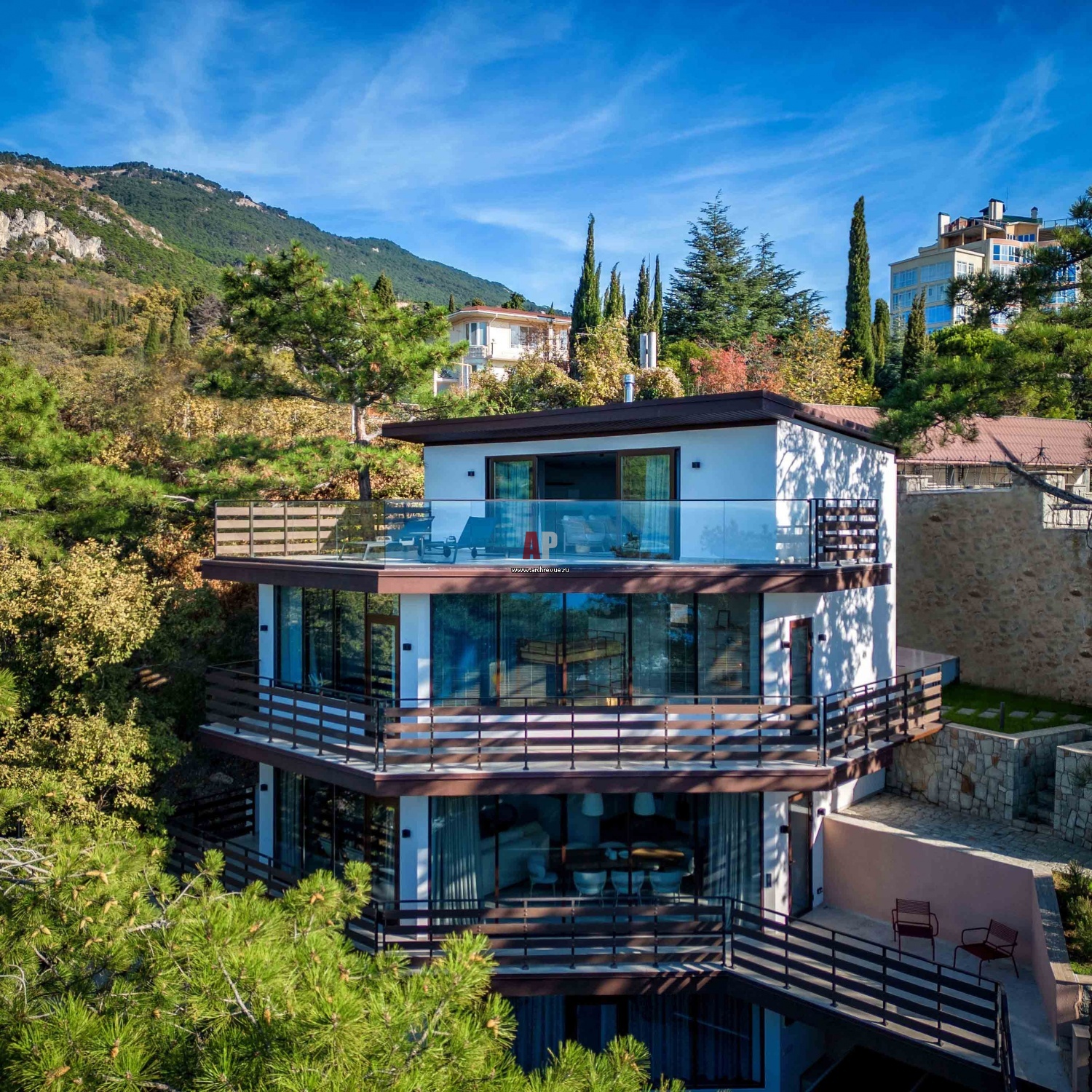 Фото фасада дома в стиле фьюжн