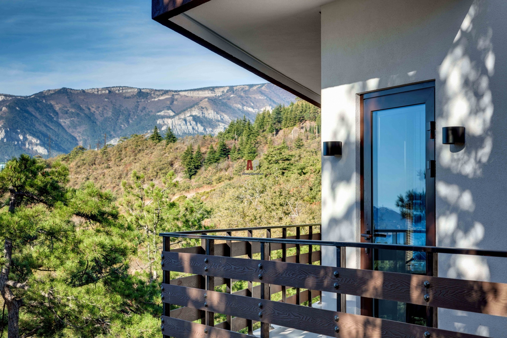 Фото фасада дома в стиле фьюжн