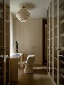 Фото интерьера гардеробной дома в стиле фьюжн 