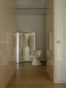 Фото интерьера гардеробной дома в стиле фьюжн 