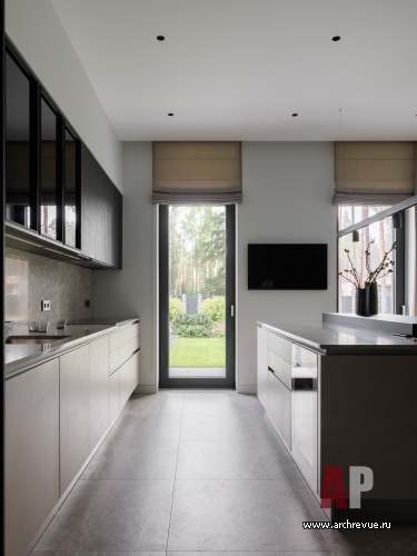 Фото интерьера кухни дома в стиле минимализм 