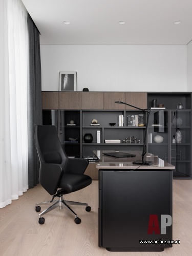 Фото интерьера библиотеки дома в стиле минимализм 