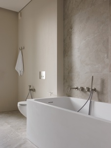 Фото интерьера гостевого санузла дома в стиле минимализм 