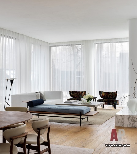 Фото интерьера гостиной дома в стиле фьюжн