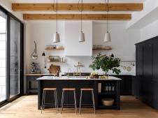 Фото интерьера кухни дома в стиле фьюжн