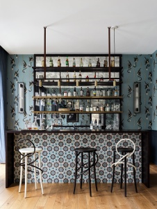 Фото интерьера винотеки дома в стиле фьюжн