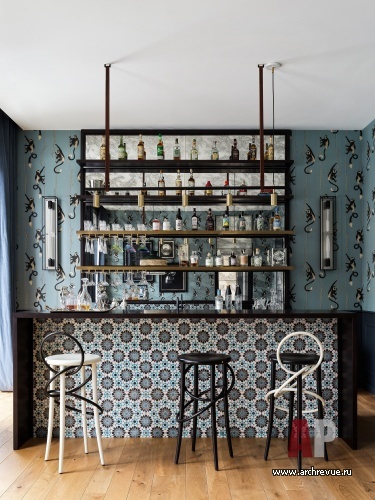 Фото интерьера винотеки дома в стиле фьюжн