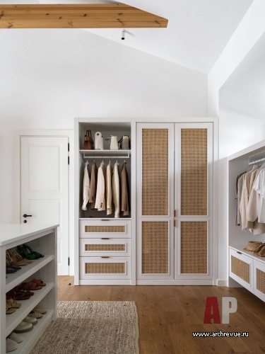 Фото интерьера гардеробной дома в стиле фьюжн 