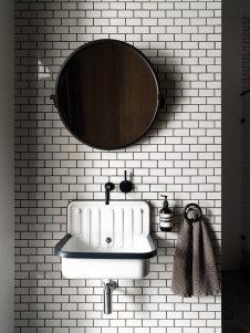 Фото интерьера гостевого санузла дома в стиле фьюжн