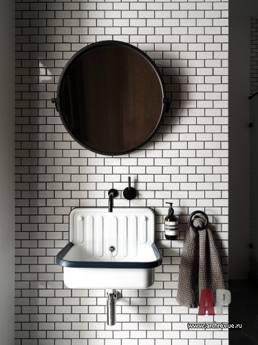 Фото интерьера гостевого санузла дома в стиле фьюжн