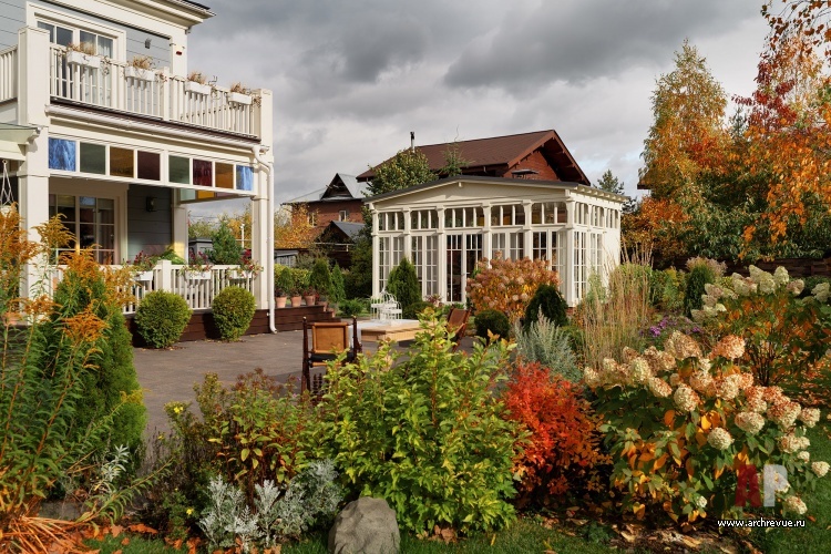 Фото фасада дома в стиле неоклассика