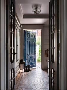 Фото интерьера входной зоны дома в стиле неоклассика