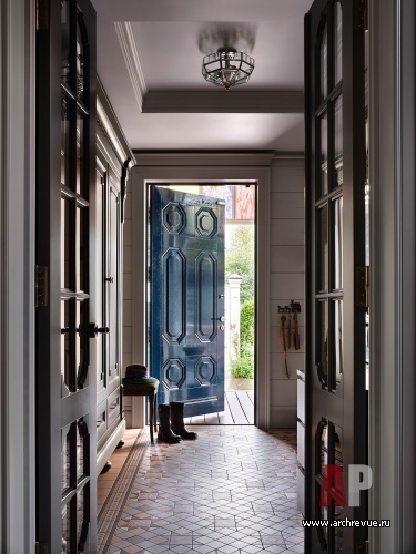 Фото интерьера входной зоны дома в стиле неоклассика
