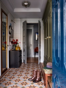 Фото интерьера входной зоны дома в стиле неоклассика