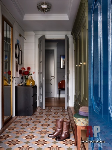 Фото интерьера входной зоны дома в стиле неоклассика