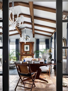 Фото интерьера столовой дома в стиле неоклассика