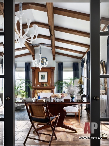 Фото интерьера столовой дома в стиле неоклассика