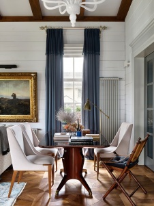 Фото интерьера гостиной дома в стиле неоклассика