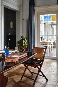 Фото интерьера гостиной дома в стиле неоклассика