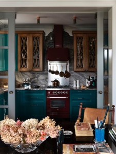 Фото интерьера кухни дома в стиле неоклассика