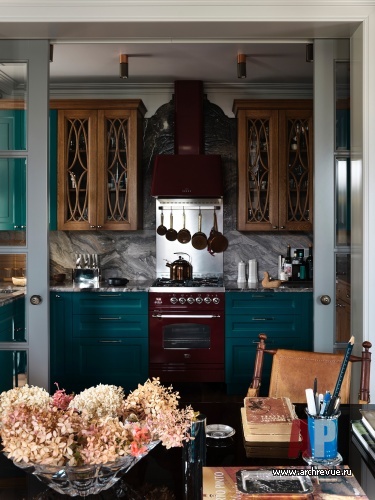 Фото интерьера кухни дома в стиле неоклассика