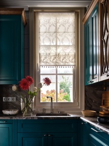 Фото интерьера кухни дома в стиле неоклассика