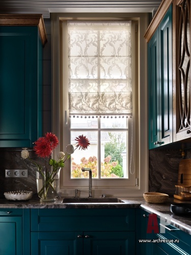 Фото интерьера кухни дома в стиле неоклассика