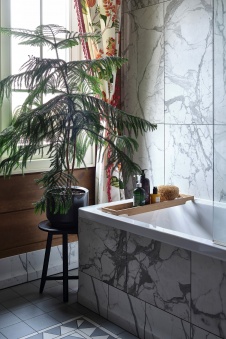 Фото интерьера ванной дома в стиле неоклассика