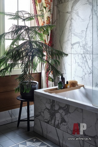 Фото интерьера ванной дома в стиле неоклассика