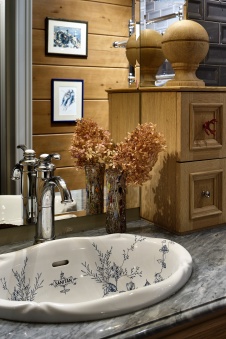 Фото интерьера гостевого санузла дома в стиле неоклассика 