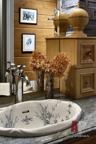 Фото интерьера гостевого санузла дома в стиле неоклассика 