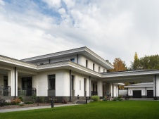 Фото фасада дома в стиле неоклассика