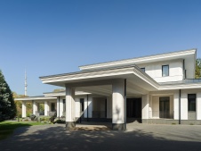 Фото фасада дома в стиле неоклассика