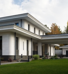 Фото фасада дома в стиле неоклассика