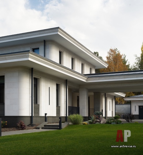 Фото фасада дома в стиле неоклассика