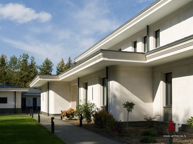 Фото фасада дома в стиле неоклассика