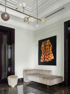 Фото интерьера входной зоны дома в стиле неоклассика