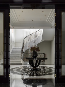 Фото интерьера лестничного холла дома в стиле неоклассика