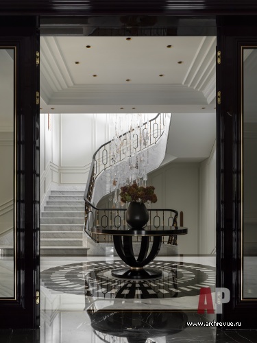 Фото интерьера лестничного холла дома в стиле неоклассика