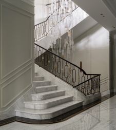 Фото лестницы дома в стиле неоклассика