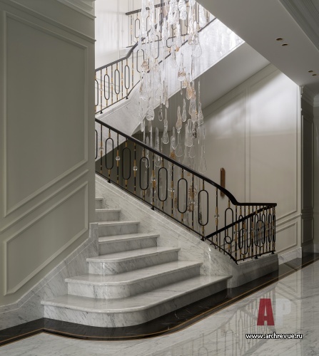 Фото лестницы дома в стиле неоклассика