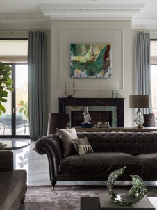 Фото интерьера каминной дома в стиле неоклассика