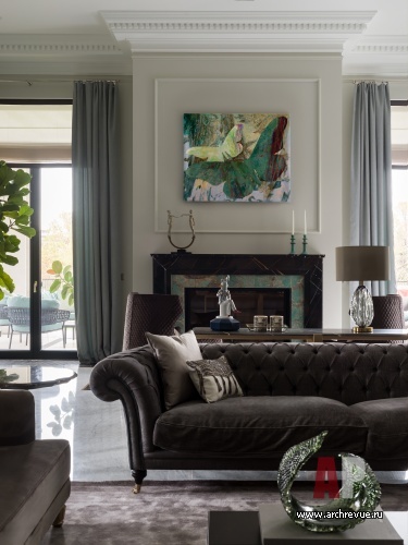 Фото интерьера каминной дома в стиле неоклассика