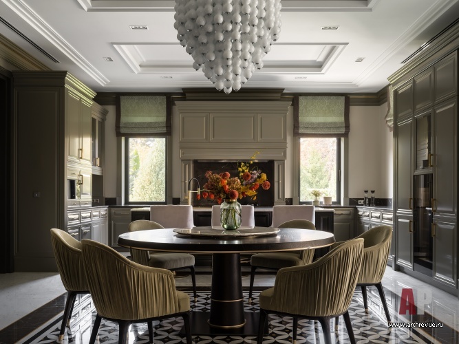 Фото интерьера кухни дома в стиле неоклассика