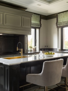 Фото интерьера кухни дома в стиле неоклассика