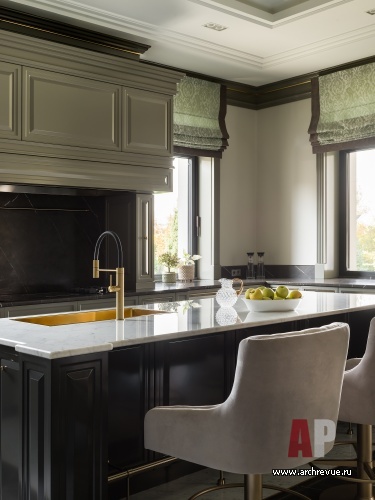 Фото интерьера кухни дома в стиле неоклассика
