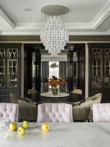 Фото интерьера столовой дома в стиле неоклассика 