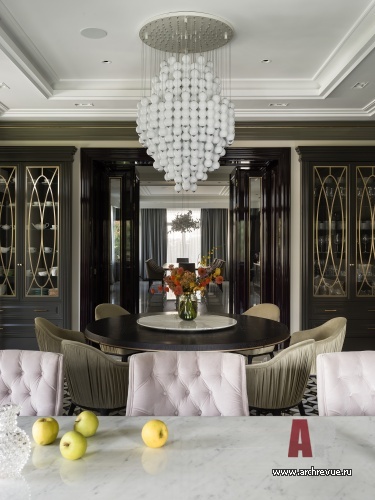 Фото интерьера столовой дома в стиле неоклассика 