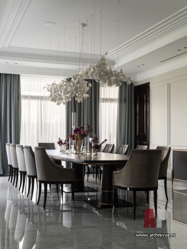 Фото интерьера столовой дома в стиле неоклассика